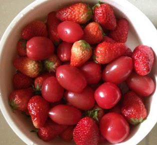 自制番茄草莓祛痘面膜