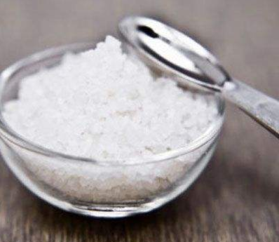 牙膏+水+食盐祛痘方法