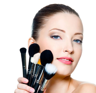 女性朋友化妆品使用不当导致长黑头原因