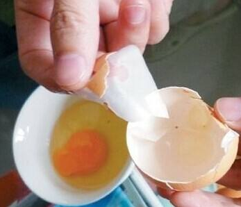 用鸡蛋壳里面的内膜去黑头粉刺